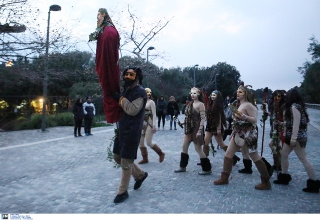 Καρναβάλι στην Αθήνα με "Φαλληφόρια" στη Διονυσίου Αρεοπαγίτου [εικόνες]