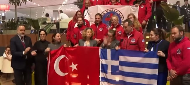 "Ευχαριστώ": Χειροκροτήματα, αγκαλιές και ελληνική σημαία σε τελετή του τουρκικού ΥΠΕΞ για τους εθελοντές διασώστες μας