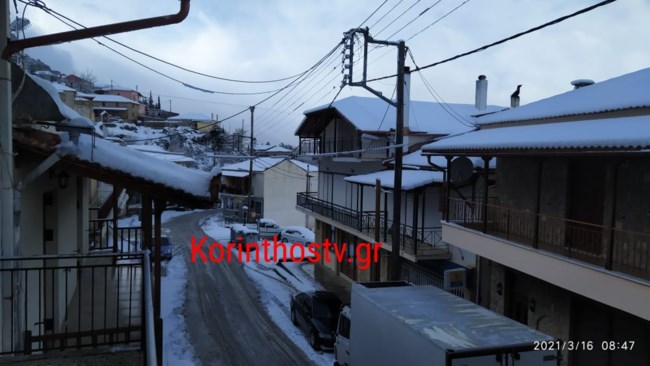 Aνοιξιάτικο... χιόνι στα ορεινά των Τρικάλων και της Κορινθίας - Ζητούν εκχιονιστικά για να εμβολιαστούν [εικόνες]