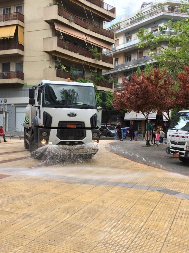 Ο Δήμος Αθηναίων καθάρισε την Κυψέλη μετά τον σκουπιδότοπο των κορονο-πάρτι [εικόνες]