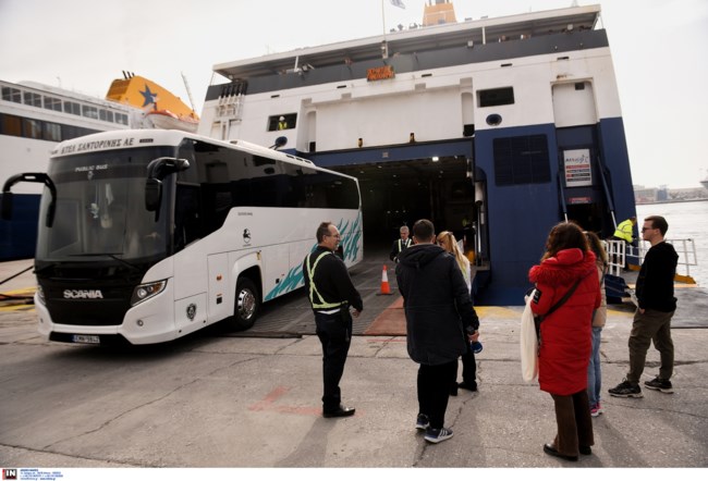Σαντορίνη: Εγκαταλείπουν το νησί με πλοία και αεροπλάνα λόγω των σεισμών - Τουλάχιστον 3.000 άτομα έχουν φύγει [βίντεο]