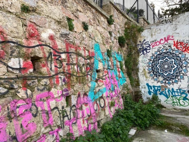Αντιγκράφιτι επιχείρηση από τον Δήμο Αθηναίων - Δείτε πώς μεταμορφώθηκαν τα Αναφιώτικα στην Πλάκα [εικόνες]