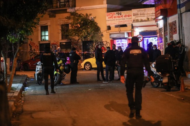Αιματηρή συμπλοκή με μαχαίρια στην Ομόνοια: Ένας νεκρός και δύο τραυματίες [εικόνες]
