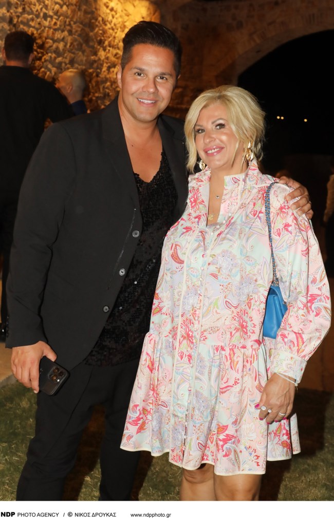 Γιώργος Τσαλίκης: Η σπάνια εμφάνιση με τη σύζυγό του Δώρα - Το μίνι φλοράλ φόρεμα και η κλινική πλαστικής αισθητικής στα βόρεια προάστια