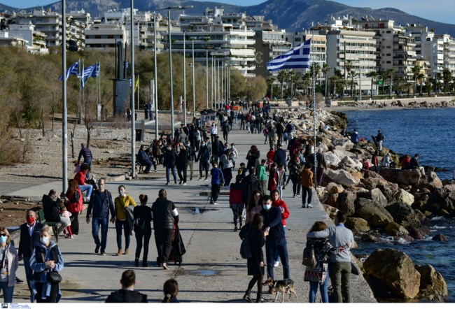 Ηλιόλουστη Πρωτοχρονιά: Οι Αθηναίοι βγήκαν στη θάλασσα [εικόνες]