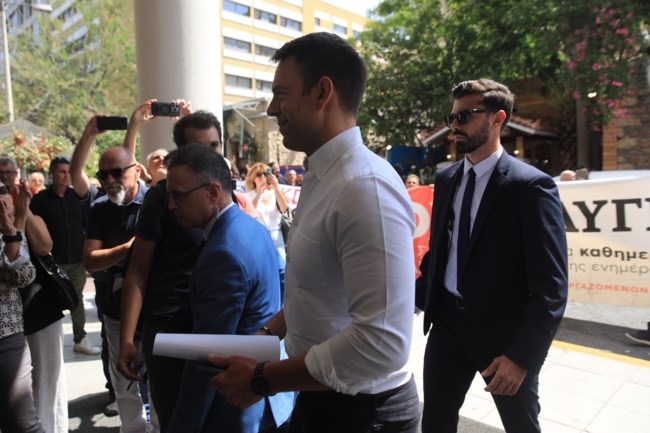 "Πάρτε πίσω το λουκέτο" - Δυναμική παρέμβαση εργαζομένων της "Αυγής" και του "Κόκκινο" στην ΚΕ του ΣΥΡΙΖΑ [βίντεο]