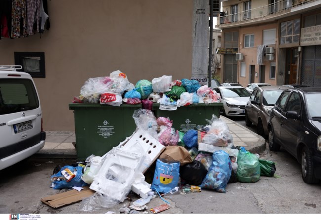 Θεσσαλονίκη: Λόφοι σκουπιδιών στους δρόμους της πόλης - Αποχή των εργαζομένων στην καθαριότητα