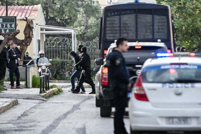 Στα χέρια της Αντιτρομοκρατικής ο "βομβιστής" της τράπεζας στα Πετράλωνα  - Βίντεο του "αεροπόρου" με τη βόμβα στην Πρόεδρο Εφετών