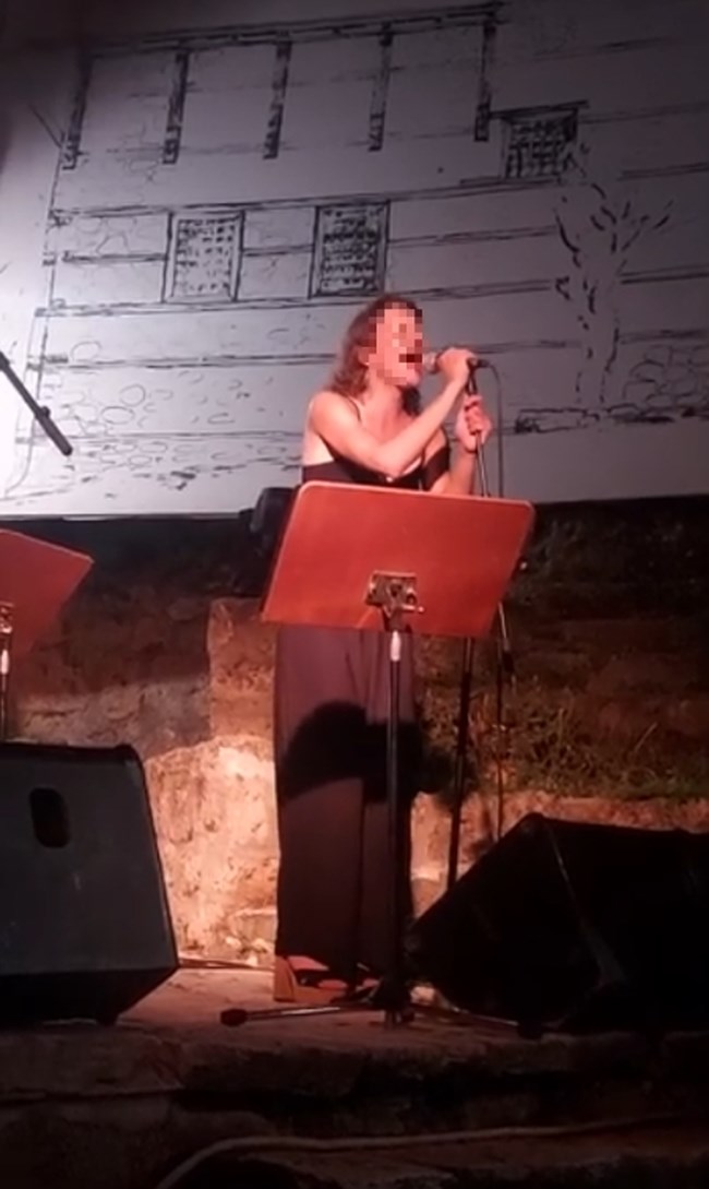 ΤΡΑΓΟΥΔΙΣΤΡΙΑ ΜΕΘΥΣΜΕΝΗ