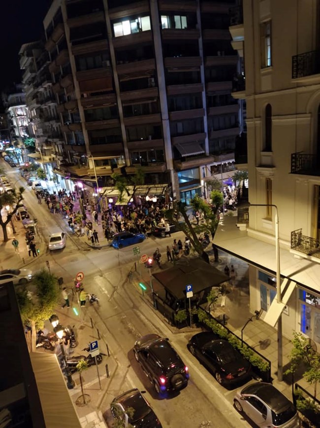 Αξεπέραστη Θεσσαλονίκη: Πάλι συνωστισμός έξω από μπαρ, μουσική έπαιζε από ...ΙΧ [εικόνες - βίντεο]