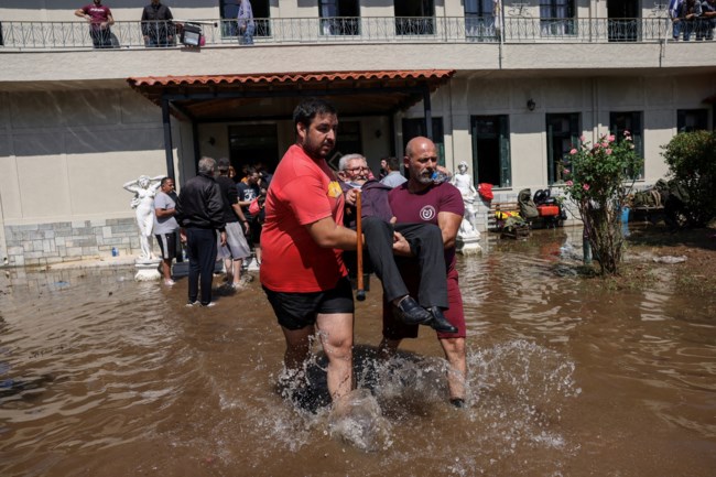 Θεσσαλία: Δραματικές στιγμές στα πλημμυρισμένα χωριά - Με όλα τα μέσα συνεχίζονται οι απεγκλωβισμοί [Εικόνες - Βίντεο]