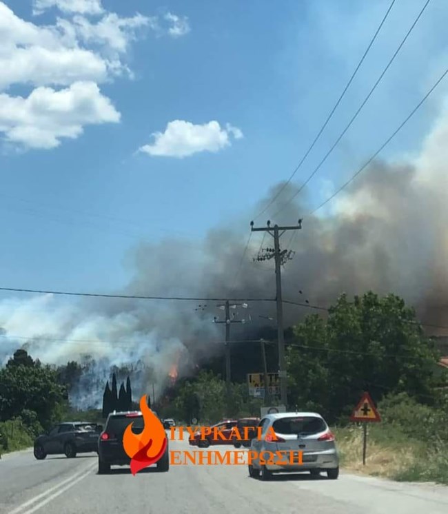 Φωτιά στο Αλιβέρι: Κοντά σε κατοικημένη περιοχή - Στη μάχη 10 πυροσβεστικά οχήματα, 1 ελικόπτερο και 2 αεροσκάφη