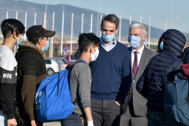 Ο πρωθυπουργός στο αεροδρόμιο, μαζί με 50 προσφυγόπουλα που έφυγαν για Γερμανία [εικόνες]