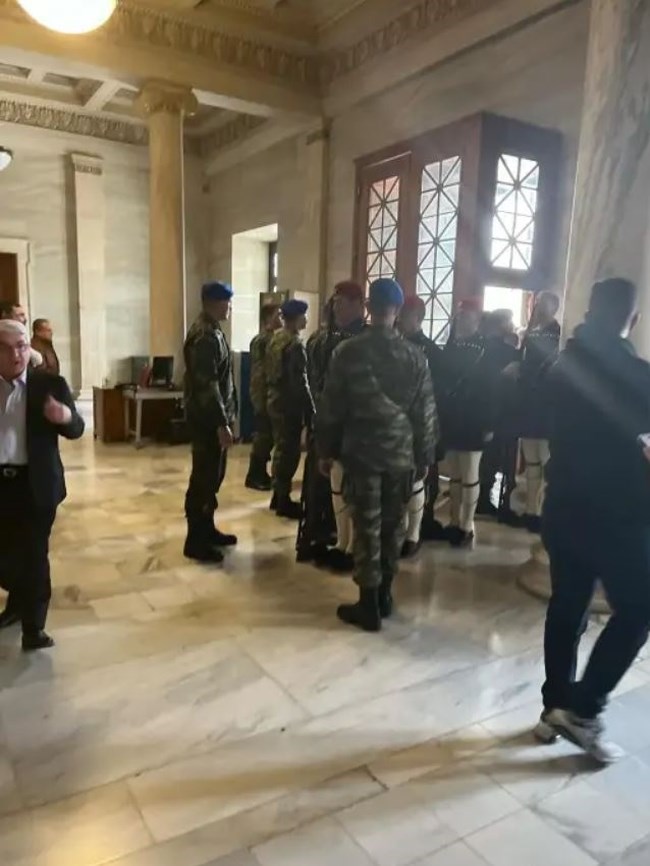 Τέμπη: Καταφύγιο στη Βουλή από τα επεισόδια βρήκαν οι εύζωνες του Αγνώστου Στρατιώτη [εικόνες - βίντεο]
