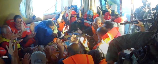 Η στιγμή που οι Ισραηλινοί κάνουν ρεσάλτο στο πλοίο "Οξυγόνο" - Αναχαιτίζουν τον στολίσκο που πλέει στη Γάζα