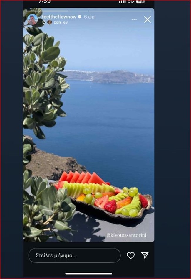 Φίλιππος Μιχόπουλος: Στη Σαντορίνη με τη σύντροφό του μετά το ταξίδι αστραπή για το πάρτι της κόρης του