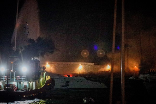 Μαρίνα Ζέας: Παρανάλωμα 3 πολυτελή γιοτ - 10 απεγκλωβισμοί από το λιμενικό, ένας πυροσβέστης στο νοσοκομείο [εικόνες]