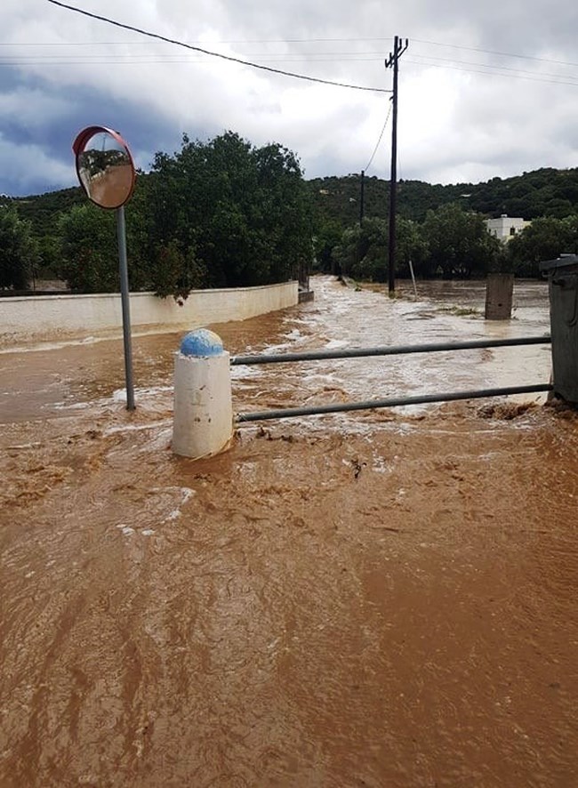 Μεγάλες καταστροφές στη Λέρο: Πλημμύρισαν σπίτια και καταστήματα, υπερχείλισαν χείμαρροι [Εικόνες