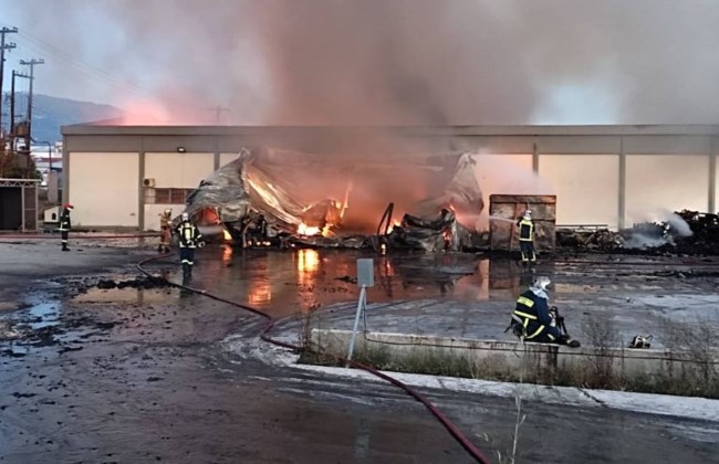 Μεγάλη φωτιά ξέσπασε σε εγκαταλελειμμένο εργοστάσιο του Βόλου: Μαύροι καπνοί ορατοί στον θεσσαλικό κάμπο