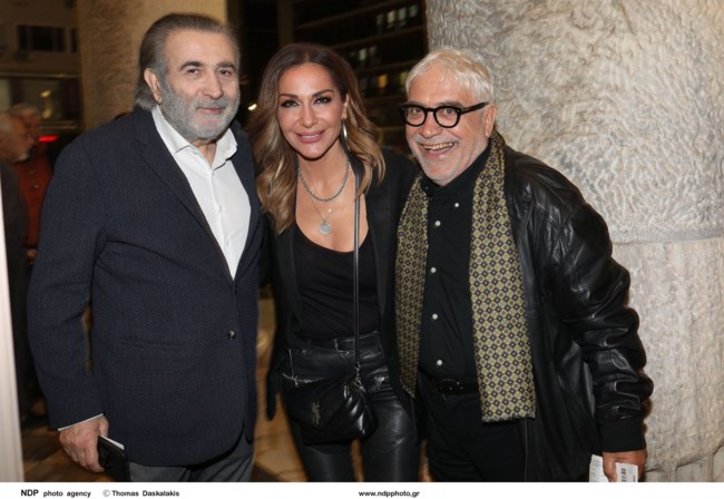 Δέσποινα Βανδή: Πήγε θέατρο με total black outfit και τσάντα YSL [Εικόνες]