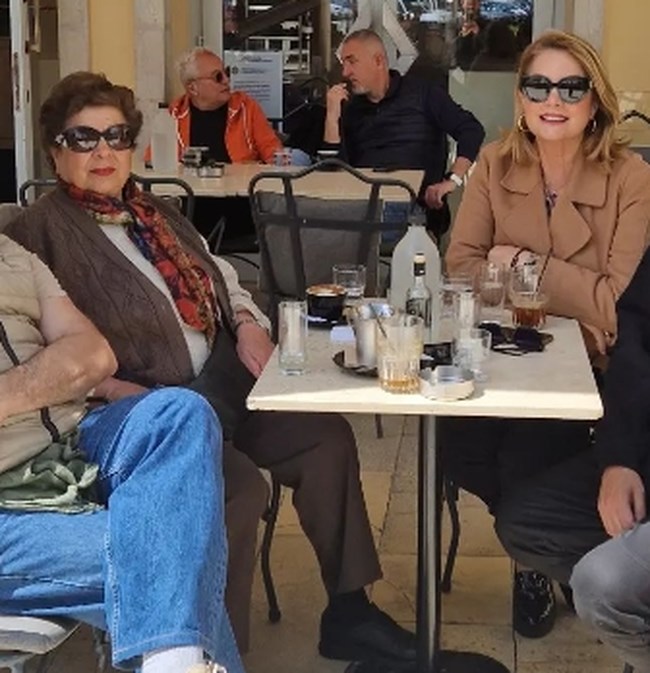 Στην Κέρκυρα για το Πάσχα η Άντζελα Γκερέκου: Για καφέ με τη στιλάτη μαμά της στο Λιστόν