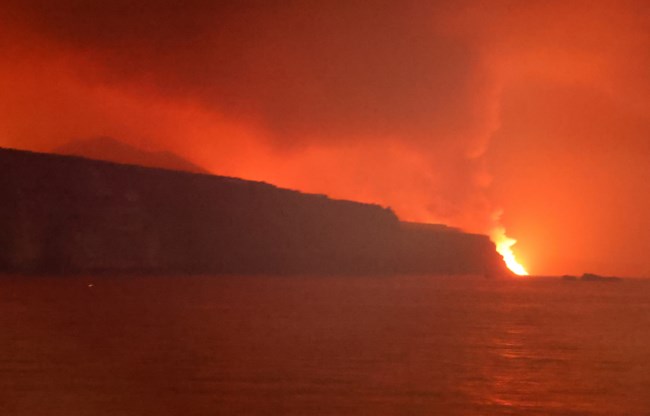 Ηφαίστειο Λα Πάλμα: Η λάβα έφθασε στον ωκεανό - Ανησυχία για την έκλυση τοξικών αερίων [εικόνες- βίντεο]