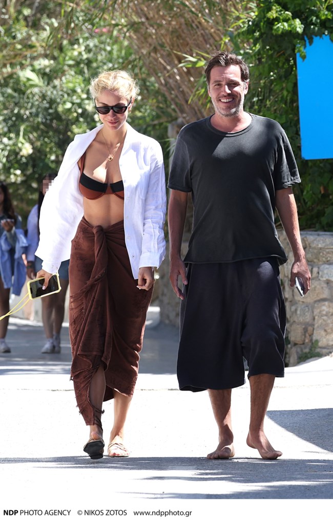 Δούκισσα Νομικού: Το άψογο beach look με παρεό και λευκό πουκάμισο και η υπερβολικά τεράστια βερμούδα του Θεοδωρίδη