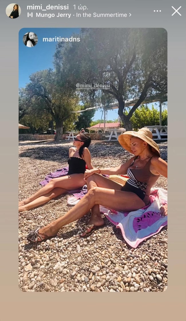 Μιμή και Μαριτίνα Ντενίση: Σε πλαζ του Θεολόγου - Με ολόσωμα μαγιό μητέρα και κόρη