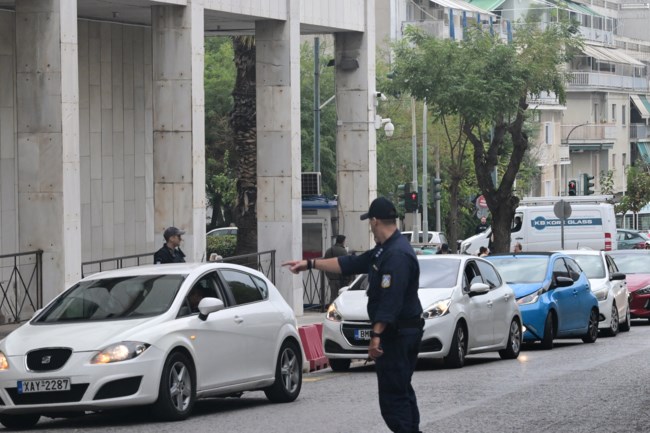 Σκάνδαλο ΟΠΕΚΕΠΕ: Κινηματογραφική άφιξη των 37 συλληφθέντων στη ΓΑΔΑ - Με... 25 συμβατικά οχήματα
