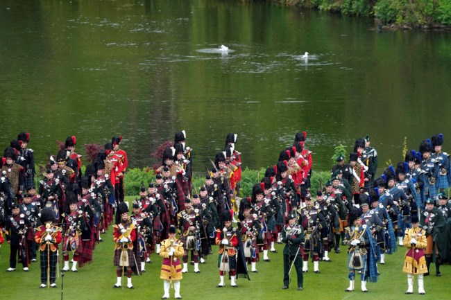 Τα μέλη των ενόπλων δυνάμεων απευθύνουν βασιλικό χαιρετισμό