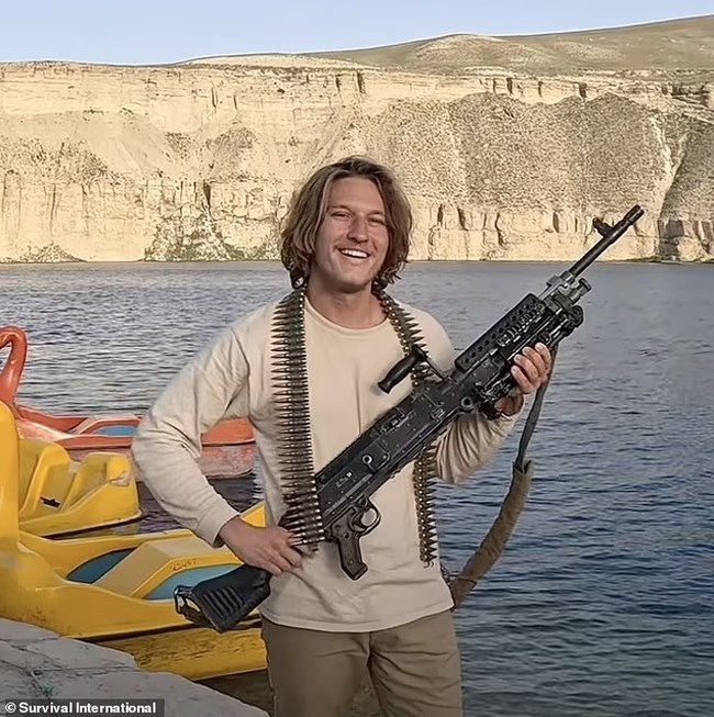 ΑΜΕΡΙΚΑΝΟΣ ΤΟΥΡΙΣΤΑΣ ΠΡΟΣΠΑΘΗΣΕ ΝΑ ΦΤΑΣΕΙ ΣΕ ΑΠΟΜΟΝΩΜΕΝΗ ΦΥΛΗ