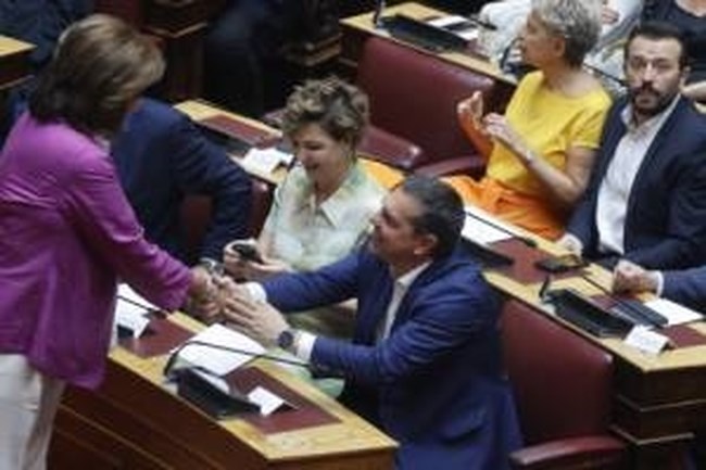 Η άνετη Ντόρα με το μωβ σακάκι, η χειραψία με τον Τσίπρα και το φάουλ του πρώην αρχηγού του ΣΥΡΙΖΑ [εικόνες]