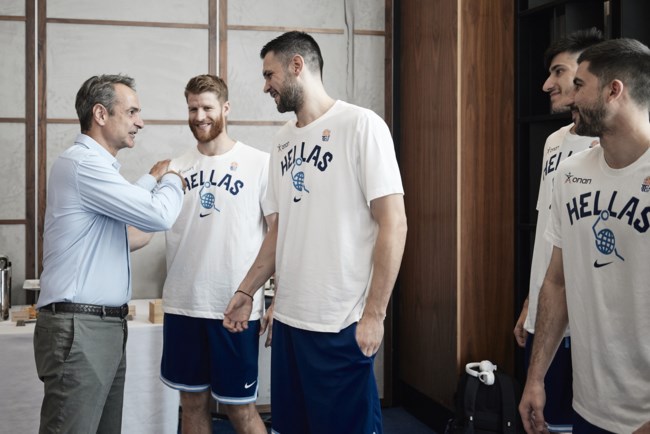 Ο Κυριάκος Μητσοτάκης συναντήθηκε με την Εθνική Μπάσκετ- Τα δώρα που του έκαναν οι διεθνείς και η Ομοσπονδία [εικόνες]