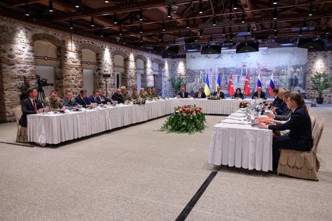 Διπλωματικό θρίλερ στην Τουρκία: Στο τραπέζι των διαπραγματεύσεων Ουκρανοί και Ρώσοι μετά από τρία χρόνια - Δεν έγιναν χειραψίες
