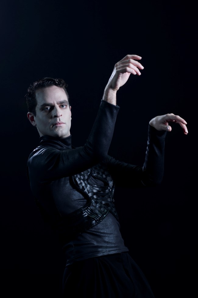 "Μικροί πυροβολισμοί μέσα στη νύχτα": Το νέο έργο του Γιάννη Καλαβριανού στο Θέατρο Τέχνης