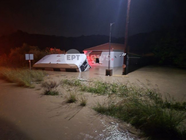 Φοινικούντα: Σε κίνδυνο τουρίστες και κάτοικοι από υπερχείλιση ποταμού – Κλειστοί δρόμοι από κατολισθήσεις [εικόνες]