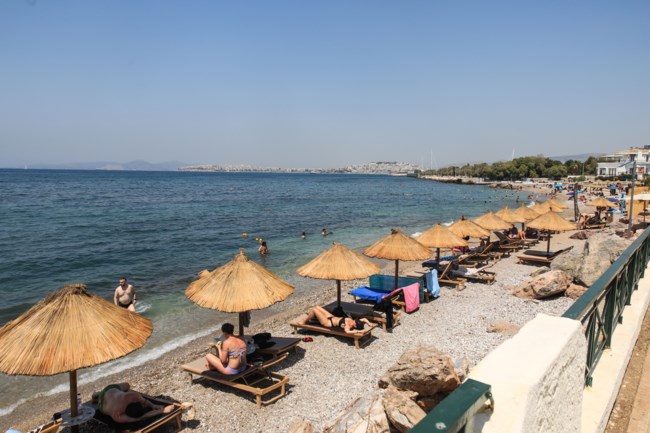 Η μεγάλη ... έξοδος των Αθηναίων: Ασφυκτικά γεμάτες οι παραλίες της Αττικής [εικόνες]