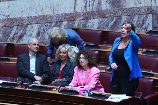 Σκληρή κόντρα Κωνσταντοπούλου με Λαμπρούλη στη Βουλή: "Σας χειροκροτάει η ΝΔ" - "Aπαράδεκτη, ανήθικη πολιτικά"
