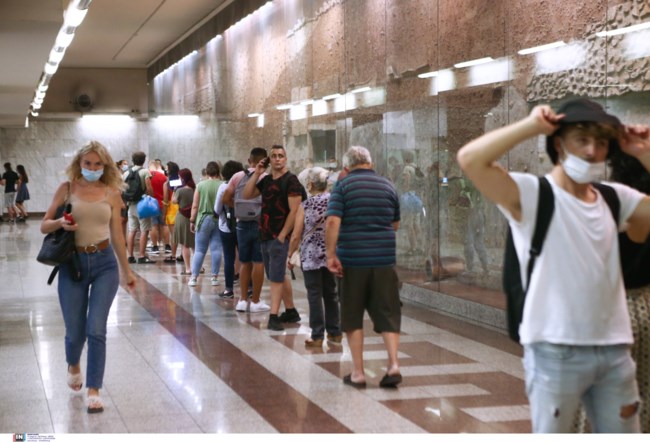 Σύνταγμα: Κοσμοσυρροή και ουρές για ένα δωρεάν rapid test λίγο πριν φύγουν διακοπές [εικόνες]