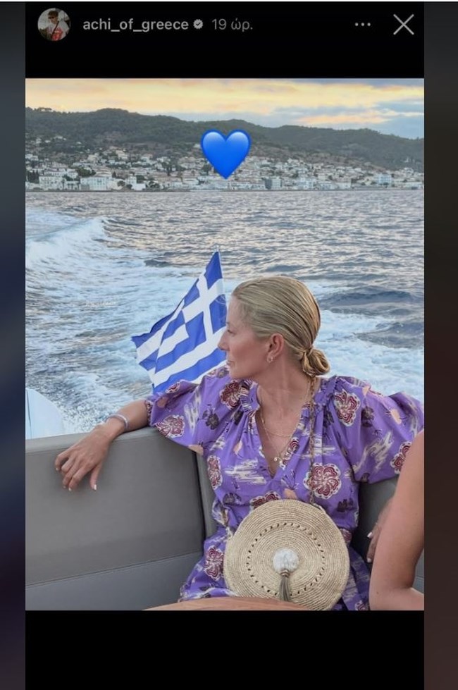 Μαρί Σαντάλ: Με εμπριμέ καφτάνι σε θαλάσσια βόλτα στα ελληνικά νησιά