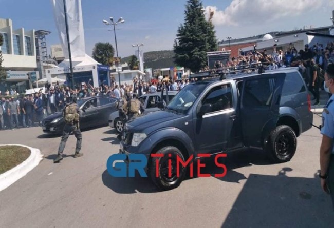 Η εντυπωσιακή επίδειξη των Ράμπο του Λιμενικού στη ΔΕΘ - "Συνέλαβαν" κακοποιό ενώπιον του Μητσοτάκη [Βίντεο]