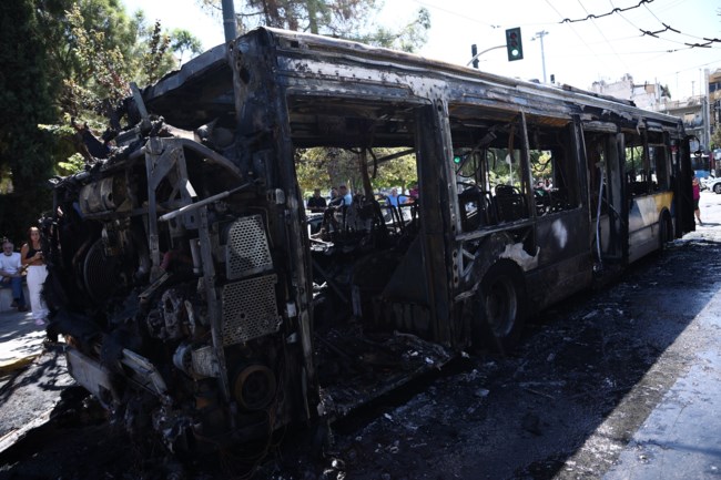 Φωτιά σε αστικό λεωφορείο στο Ρέντη - Απομακρύνθηκαν άμεσα οι επιβάτες [εικόνες-βίντεο]