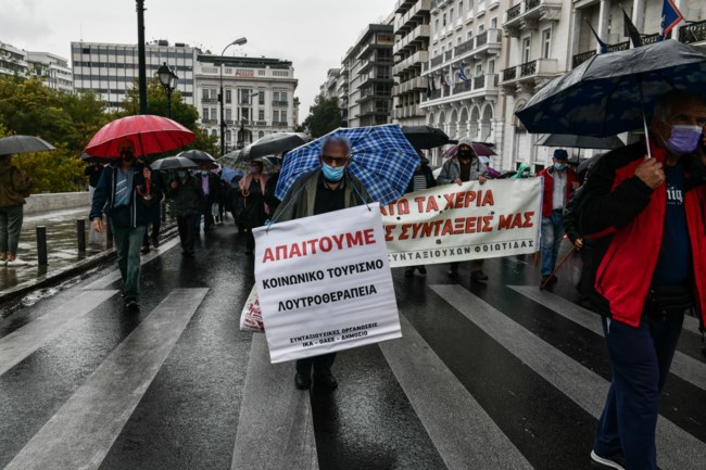 Συνταξιούχοι: Πορεία διαμαρτυρίας για το Ασφαλιστικό εν μέσω καταρρακτώδους βροχής [εικόνες]