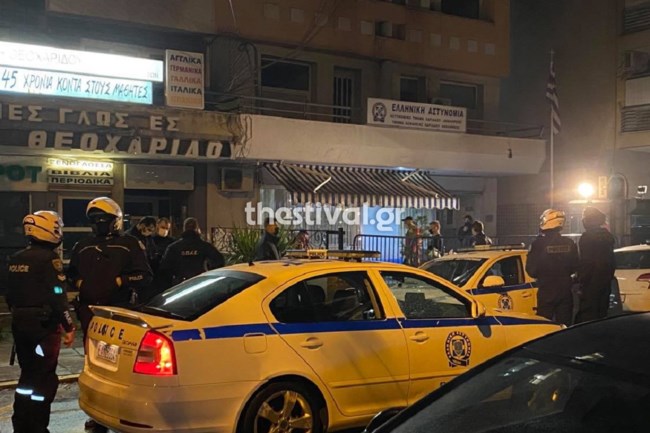 Θεσσαλονίκη: Άνδρας σε αμόκ αυτοτραυματίστηκε με ξυράφι έξω από αστυνομικό τμήμα [βίντεο - εικόνες]