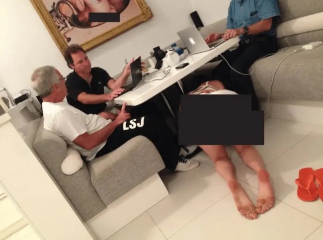 Ο Έπσταϊν, οι φίλοι του και η γυναίκα κάτω από το τραπέζι: Σοκάρουν οι φωτογραφίες που δημοσιεύουν οι Αρχές των ΗΠΑ