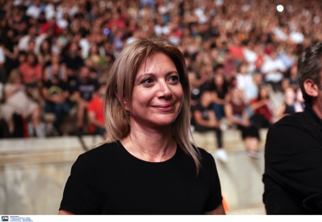 Τέμπη: Συγκινημένη η Μαρία Καρυστιανού στη συναυλία - "Όχι, δεν ξεχνάμε, δεν θα ξεχάσουμε ποτέ" [εικόνες]