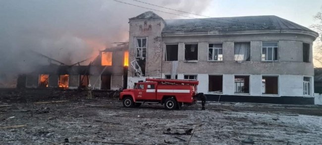 Μερέφα: 21 νεκροί από ρωσικά πυρά στην πόλη, λένε οι Ουκρανοί  - "Στάχτες" ένα σχολείο και ένα πολιτιστικό κέντρο [Εικόνες]