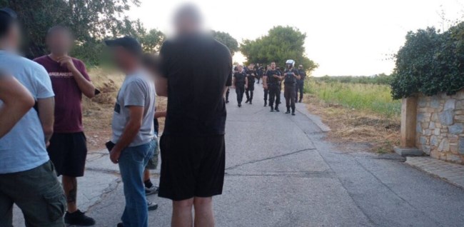 Ρουβίκωνας: Πανό έξω από το σπίτι του υπουργού Δικαιοσύνης Κώστα Τσιάρα [Εικόνα]