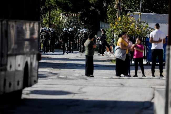 Βγήκαν τα όπλα στα Μέγαρα: Τουλάχιστον δέκα τραυματίες από συμπλοκή σε καταυλισμό Ρομά