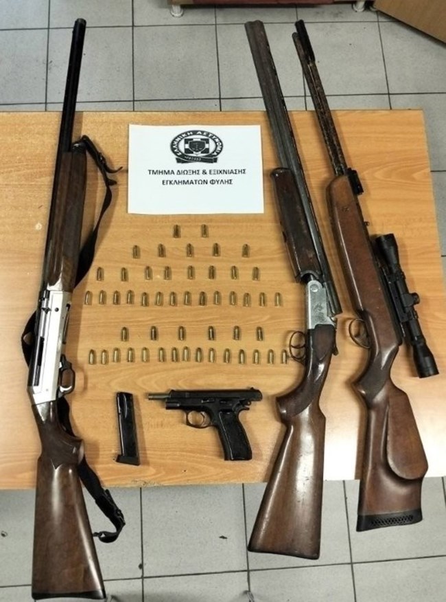Κατασχέθηκαν 4 όπλα σε έφοδο της αστυνομίας στα Άνω Λιόσια - 3 συλλήψεις